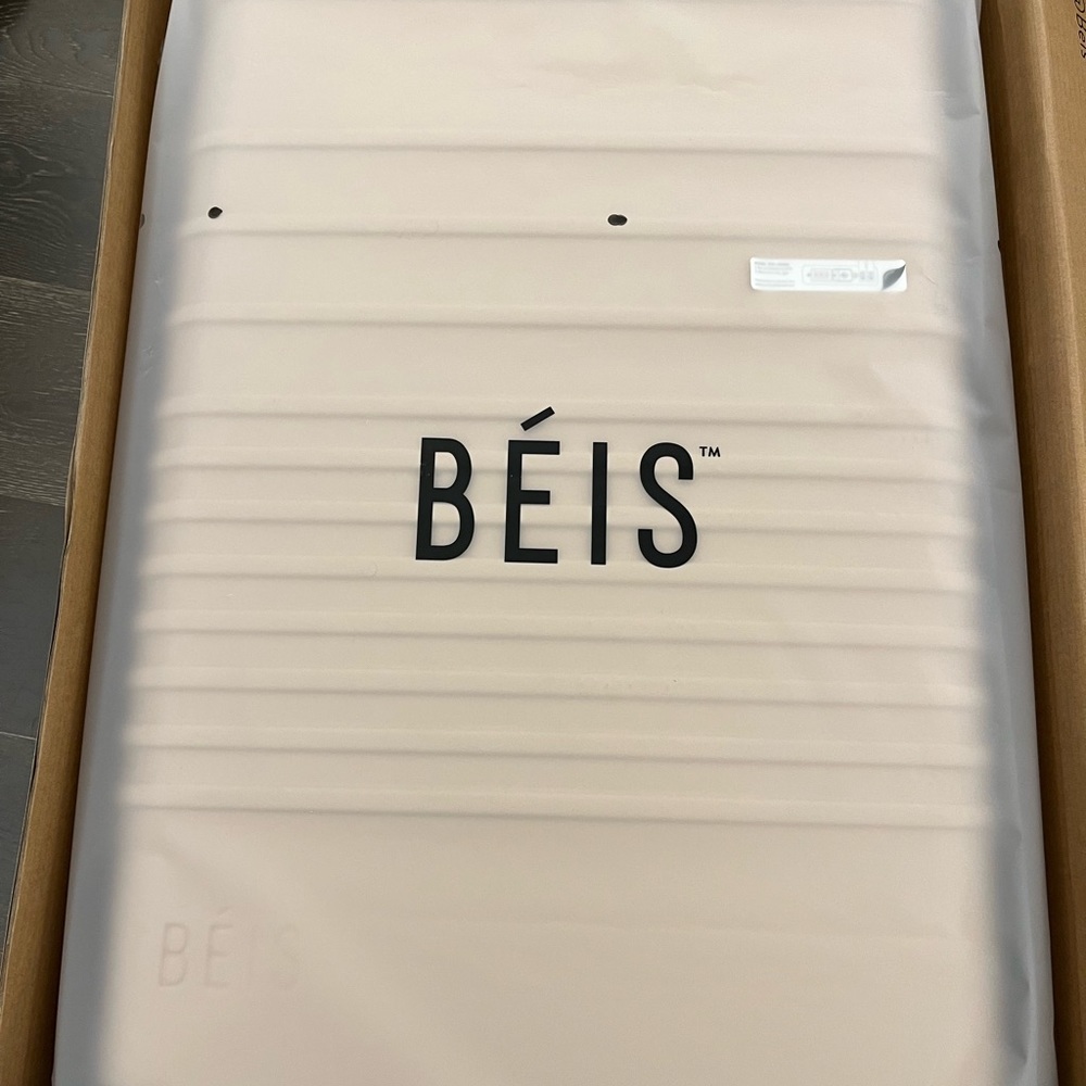 Selling new in box BÉIS 29-inch check in roller luggage in beige